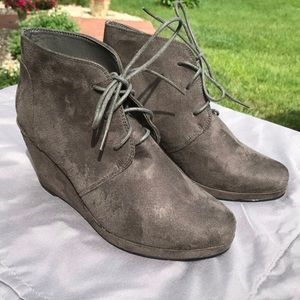 🎉Journee Collection Lace-Up Wedge Bootie